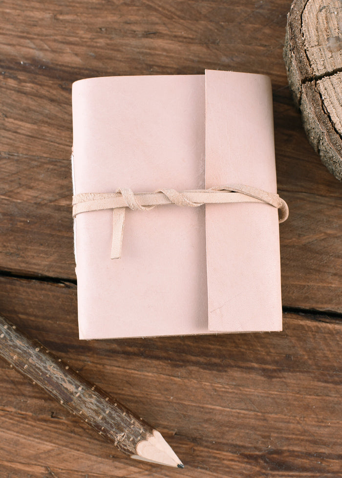 Liten anteckningsbok med läderomslag