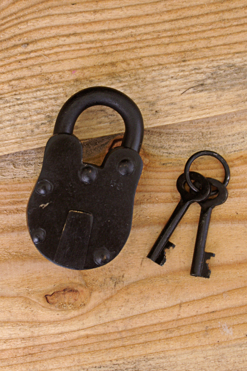 Mittelalterliches Vorhängeschloss mit zwei Schlüsseln