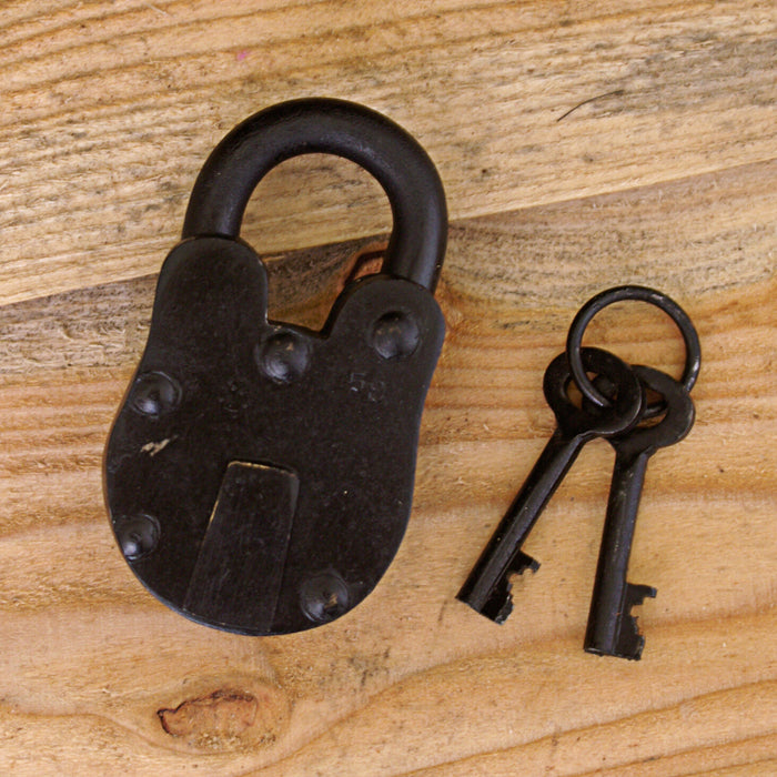 Middeleeuws hangslot met twee sleutels