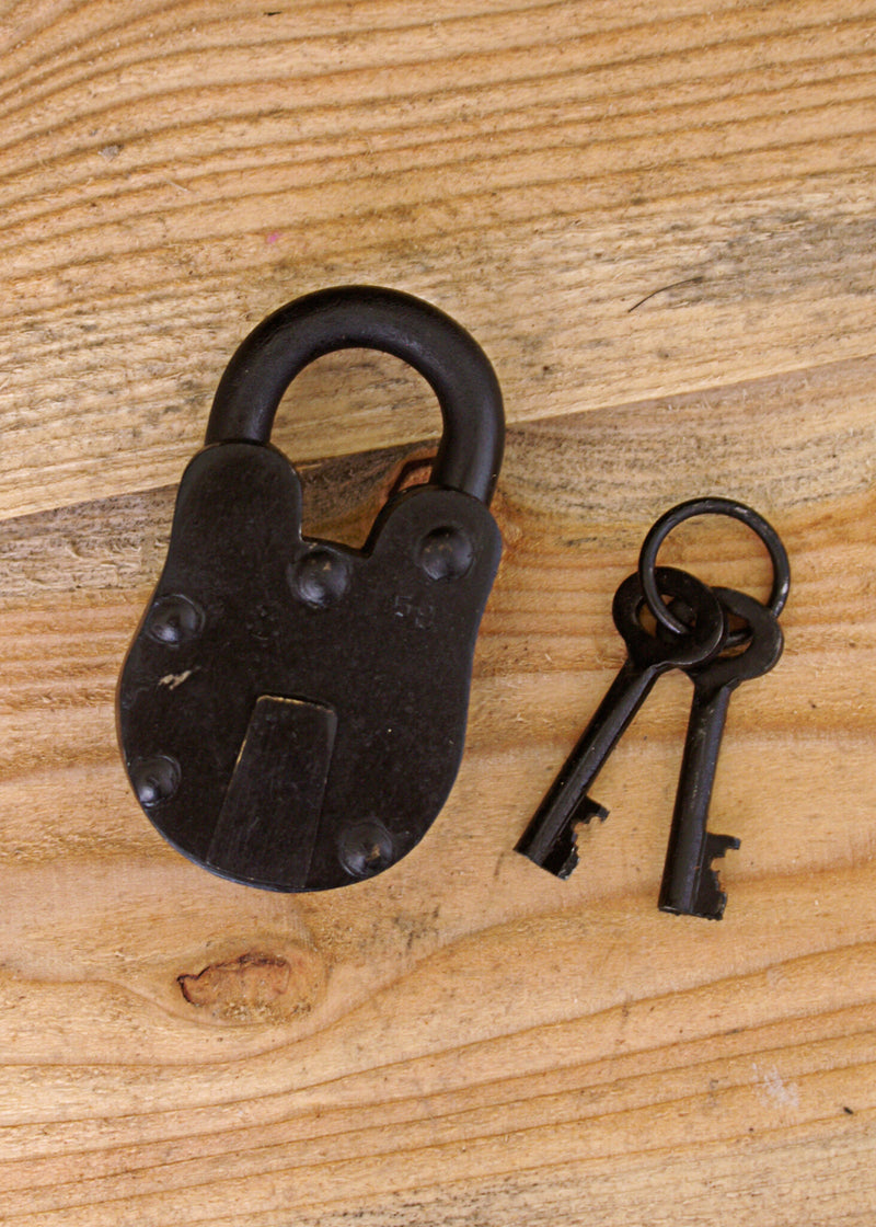 Middelalderlig hængelås med to nøgler