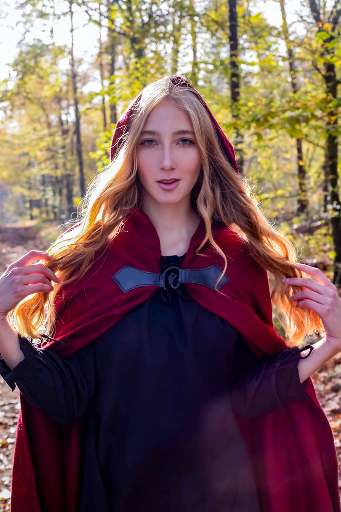 Broderad mantel Damia med spänne, röd, ullmix