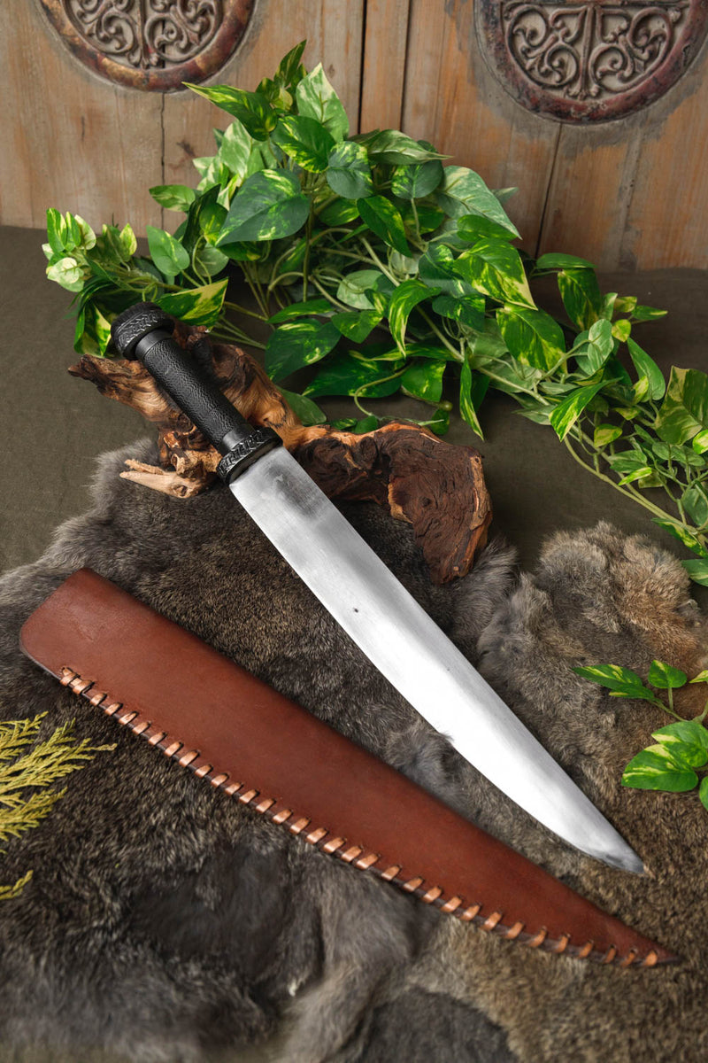 Dunkler Wikingersax mit Stahldraht Griff, halb scharf