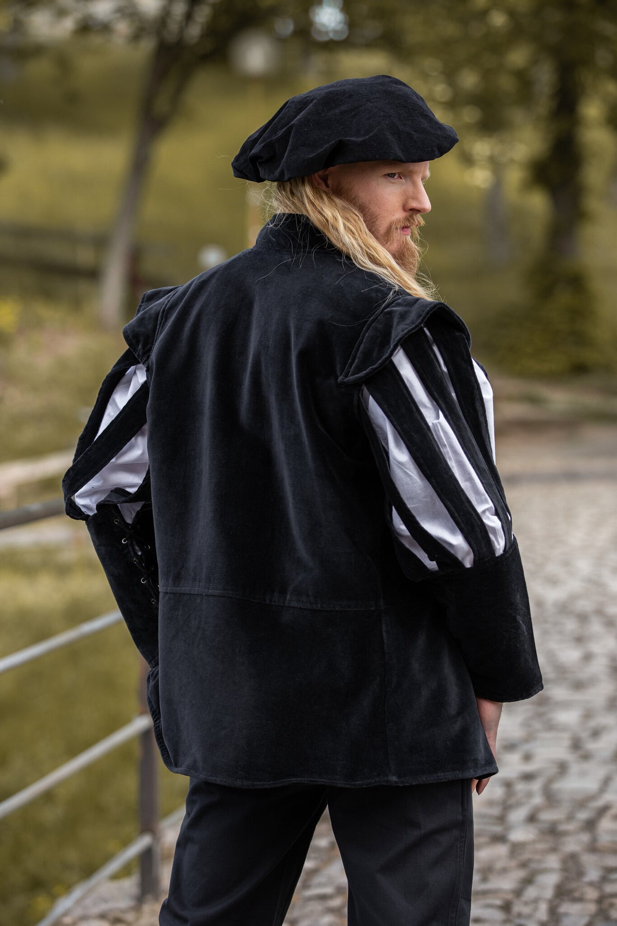 Open-sleeve doublet, black