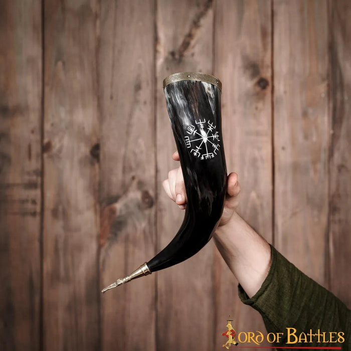 Drinkhoorn met vegvisir en messingen beslag, 300-500 ml