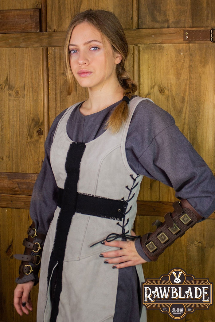 Cross knight tabard, woman - gray/black