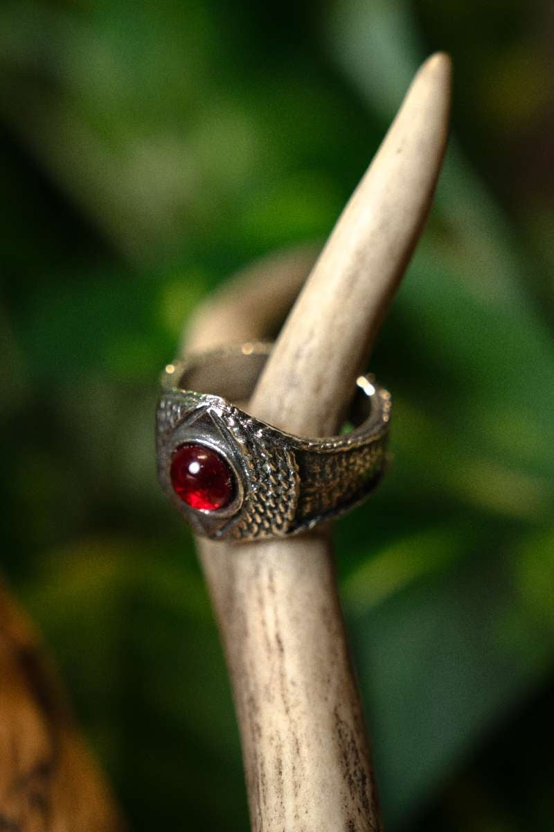 Mittelalterlicher Ring, rot, Zinn