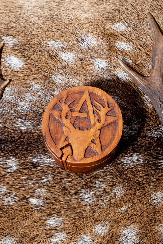 Sieradendoosje hert en pentagram, hout