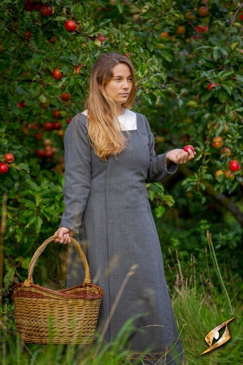 Średniowieczna suknia Estrid z motywem jodełki, naturalny szary