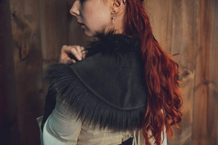 Teoreno apykaklė, juoda