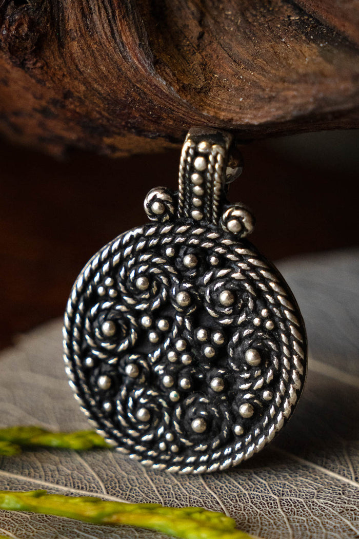 Birka skjoldamulet, grav 943, forsølvet bronze