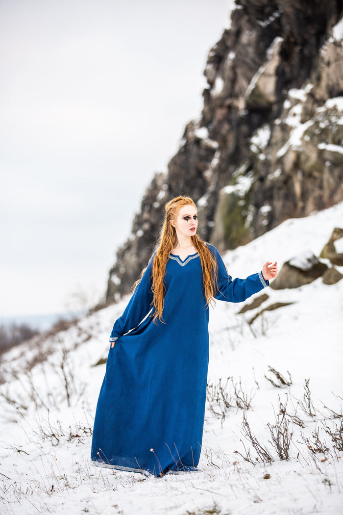 Wczesnośredniowieczna suknia Aelswith, niebieska