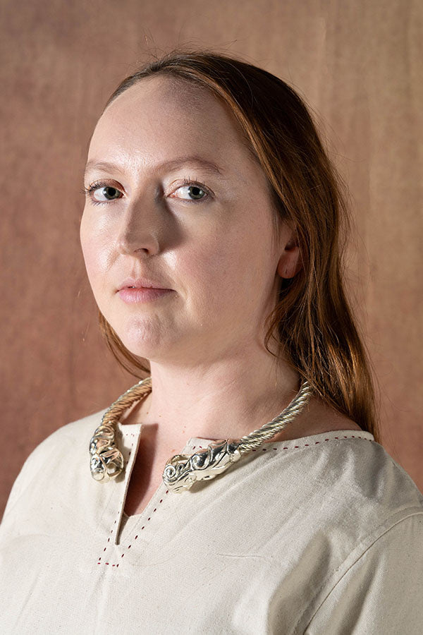 Vikingatorque med drakar, försilvrad