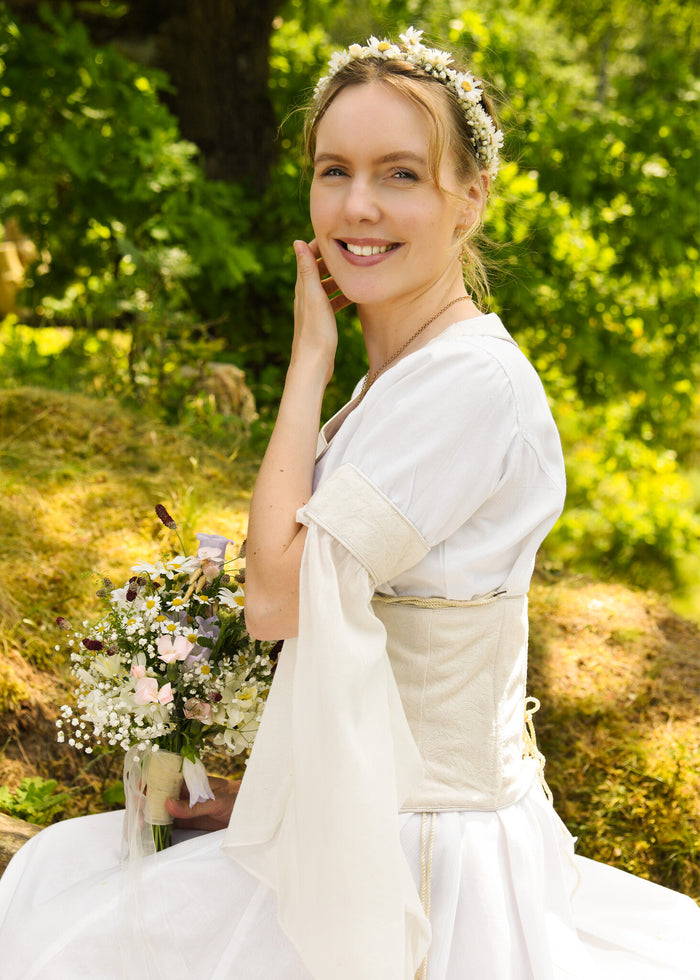 Middeleeuwse trouwjurk, wit-crème