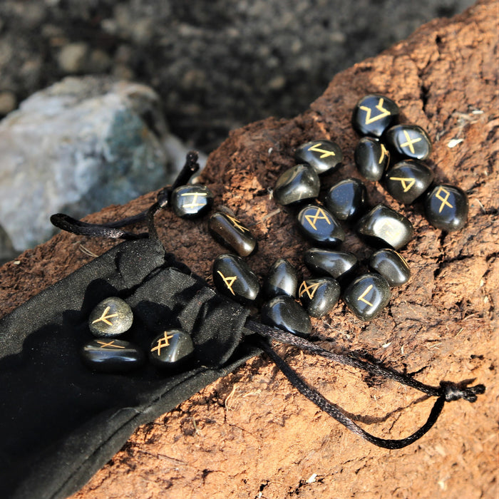 Set med 25 runstenar, obsidian, med påse