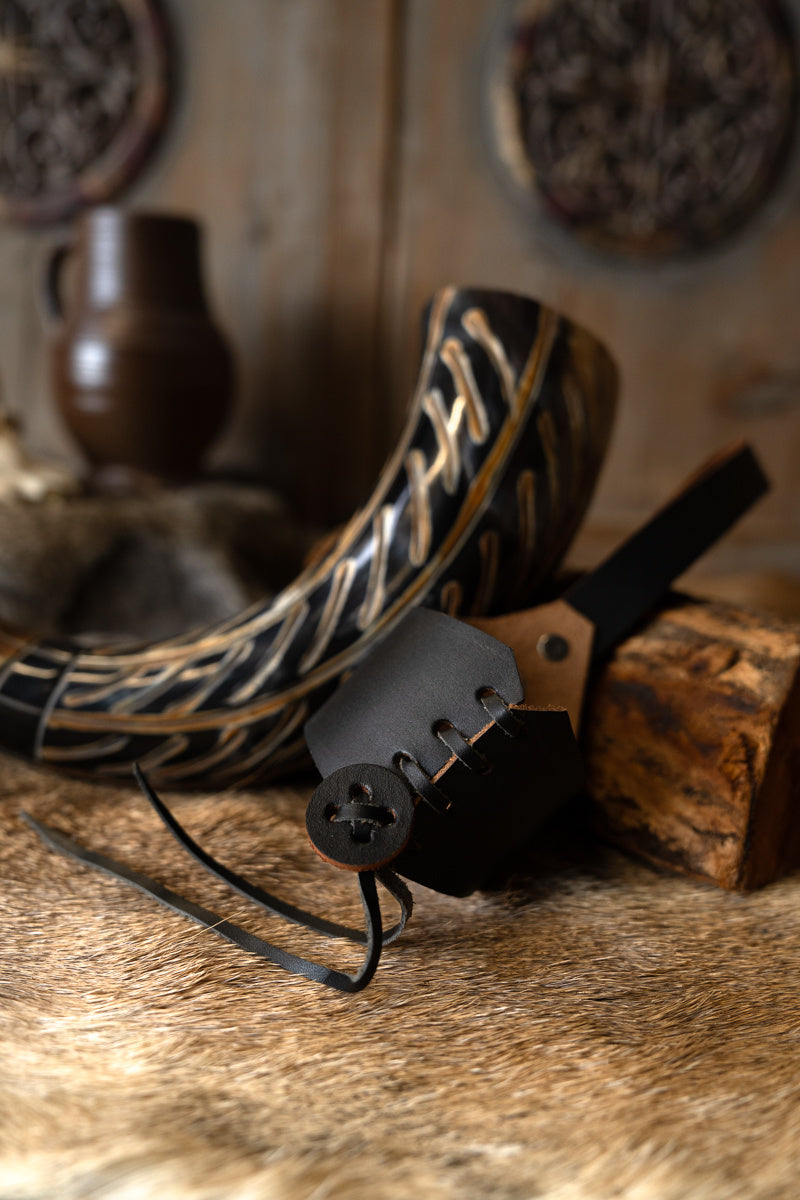 Drinking horn Gorm with leather holder, 300-500 ml