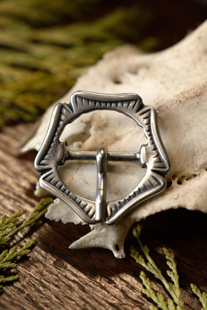 Senmiddelalderlig rosenspænde, forsølvet