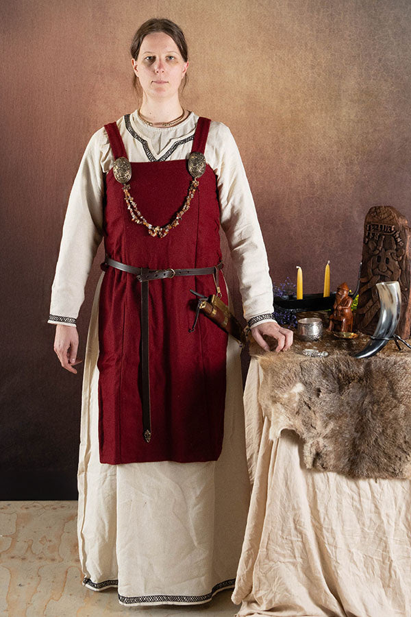 Hängselklänning Frigg, röd, ullmix