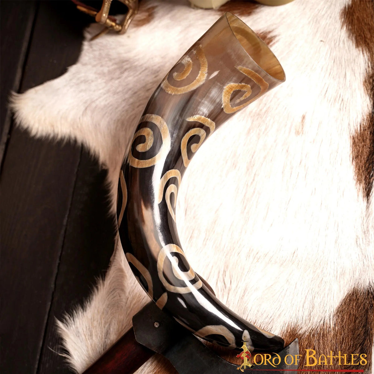 Forhistorisk drikkehorn med spiralornamentik, 300–500 ml