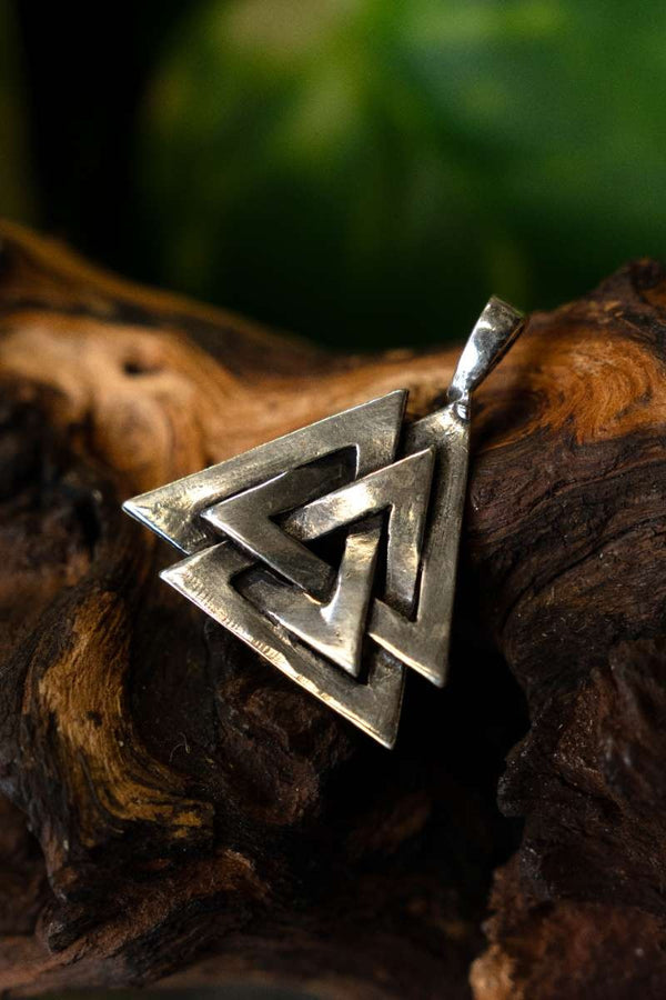Vikingų valknut amuletas Oseberg sidabruota bronza