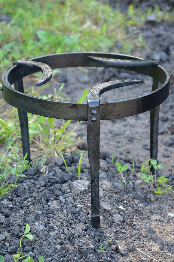 Medieval tripod 25 cm
