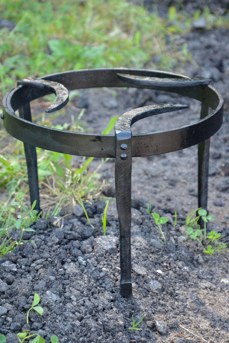 Medieval tripod 25 cm