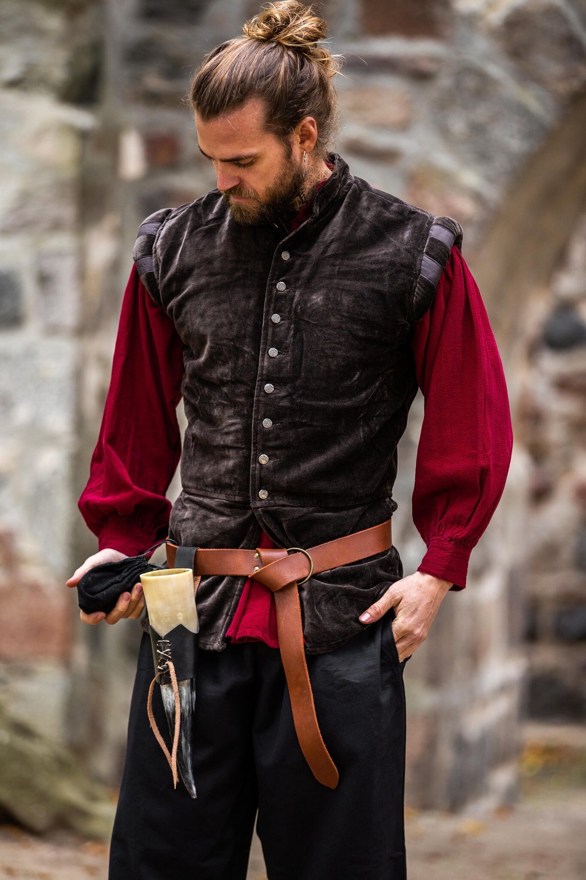 Pourpoint en velours à boutons métalliques, brun