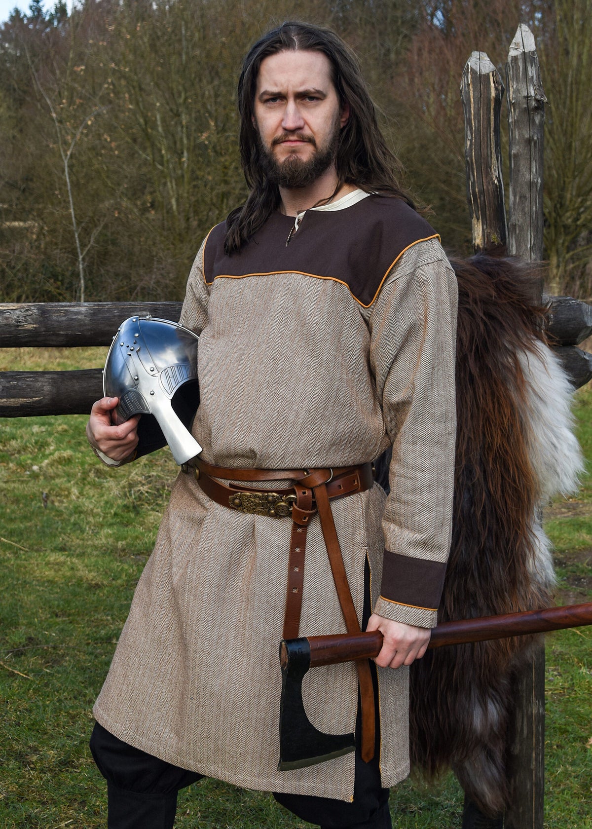 Thorsberg tuniek, vissengraatmotief, bruin