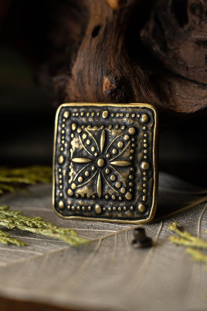 Bältbeslag blomma, set om 5, 1500-tal, brons