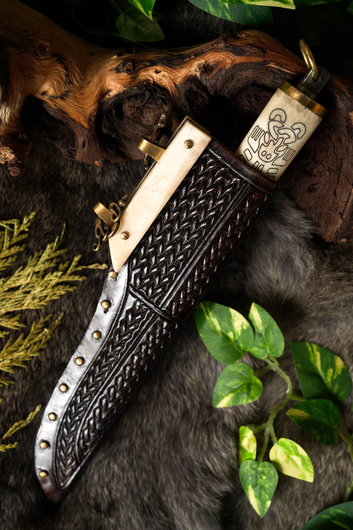 Vikingasax i borrestil med benskaft, halvvass