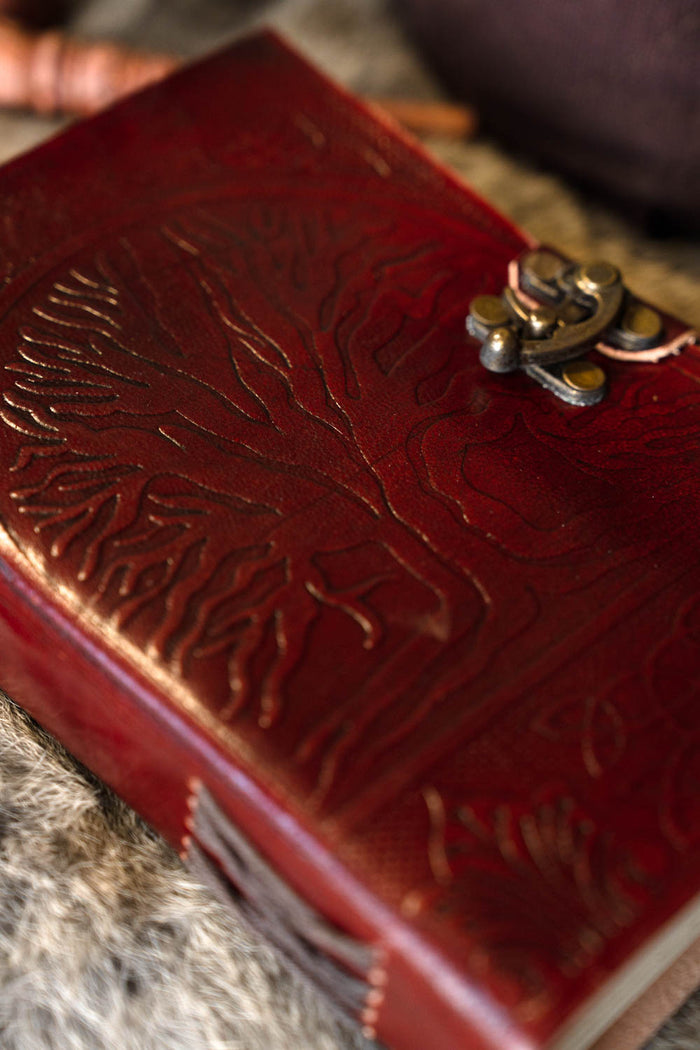 Leren boek Yggdrasil met slotje