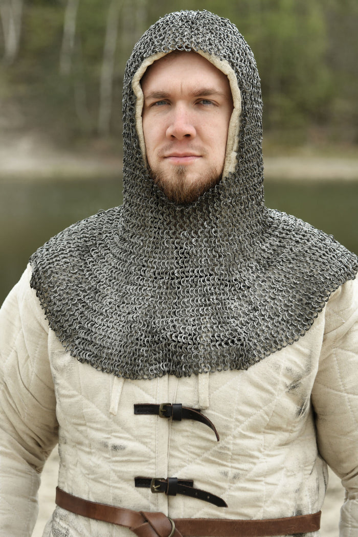 Maliën coif met vierkante hals, platte ringen - ronde klinknagels, 8 mm