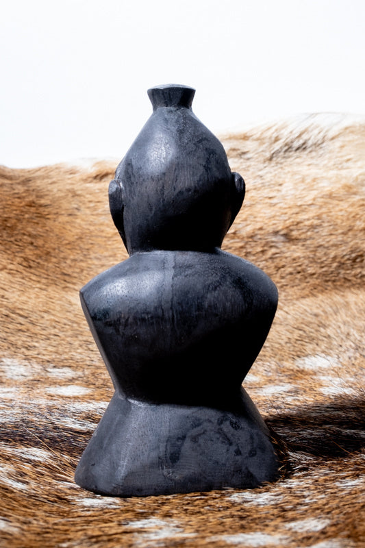 Tallado en madera del dios vikingo Freyr, negro