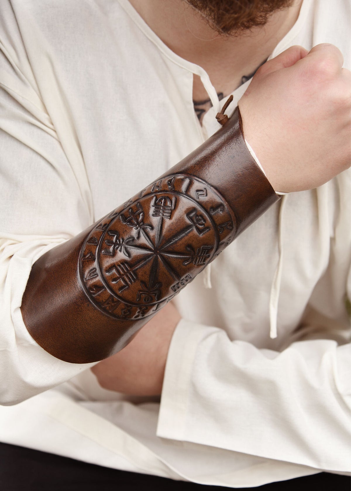 Vegvisir Lederbracers Unterarmschutz