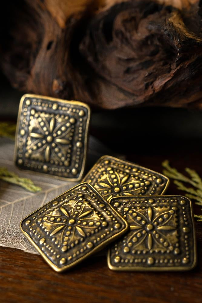 Okucia pasa z motywem kwiatowym (zestaw 5 szt.), XVI wiek, brąz