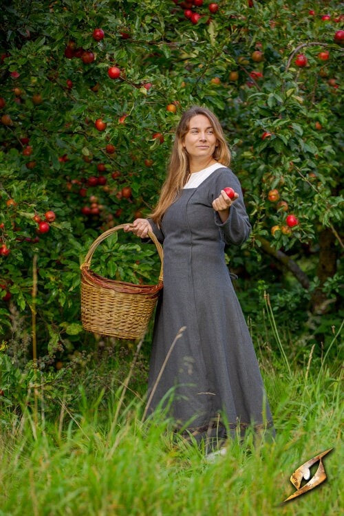 Medeltida klänning Estrid med fiskbensmönster, naturgrå