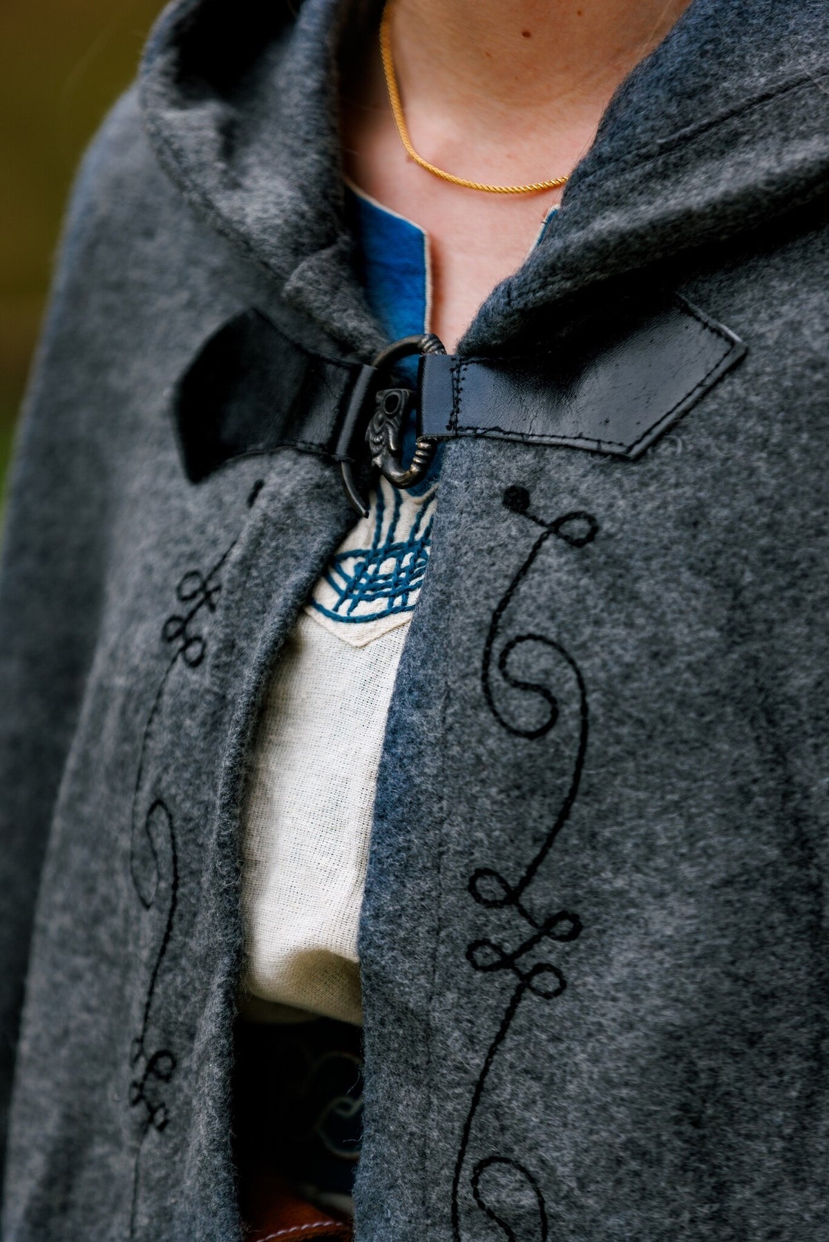 Embroidered cloak Damia with fibula, grey, wool mix