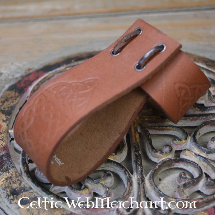 Dryckeshornhållare med keltiska knutar