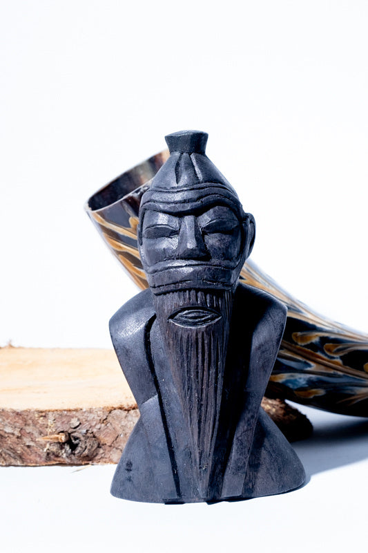 Tallado en madera del dios vikingo Freyr, negro