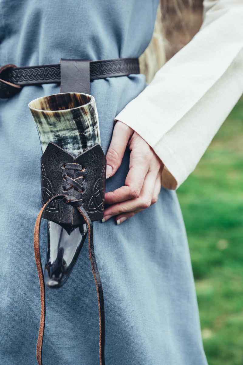 Drikkehornsholder Triquetra, mørkebrun