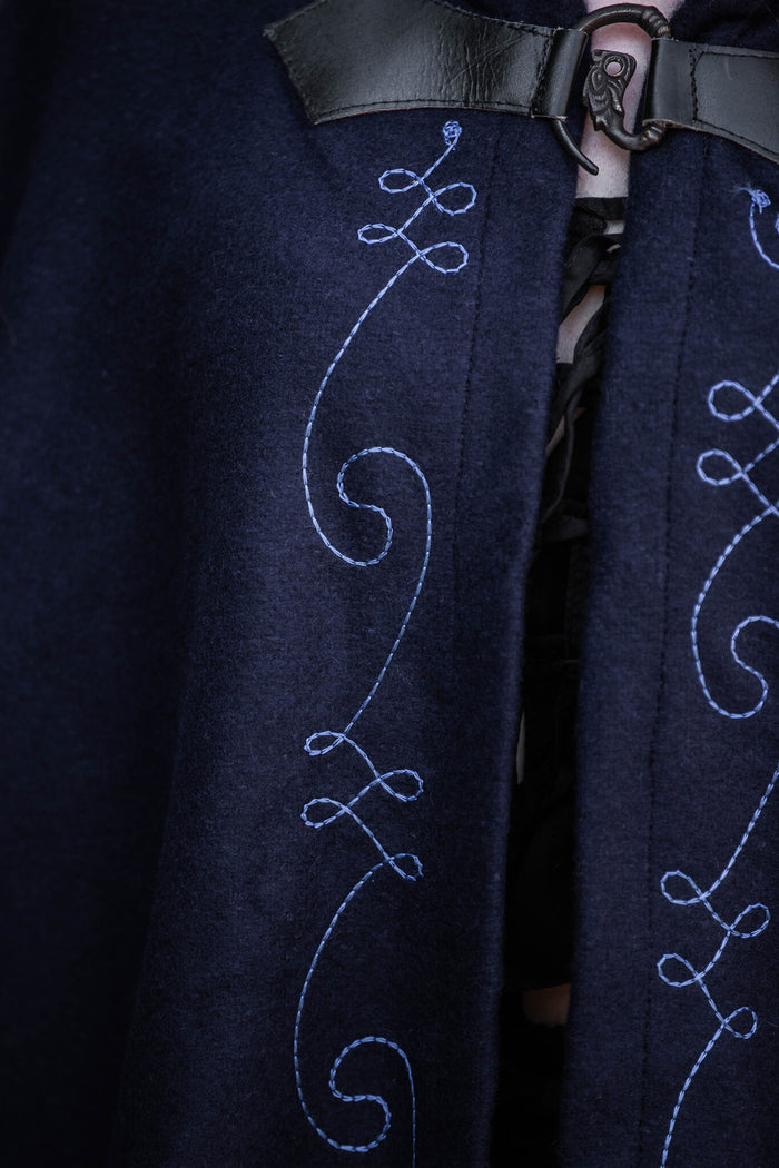 Bestickter Mantel Damia mit Schließe, Wollmischung, blau