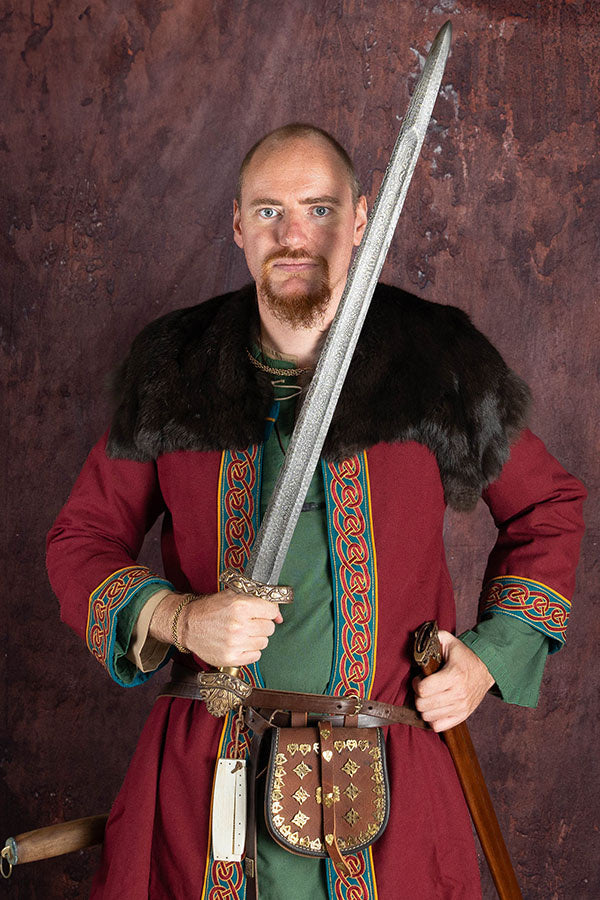 Broderet vikingekaftan, rød-blå