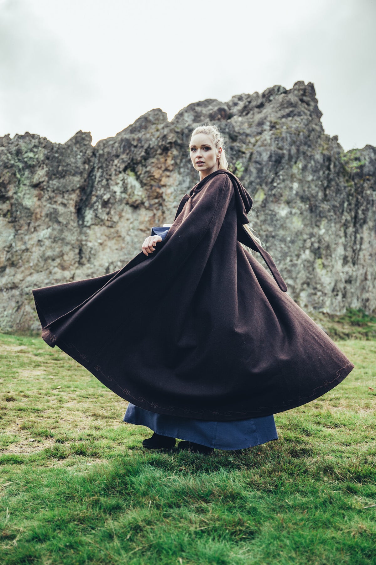 Manto bordado Damia, mezcla de lana, marrón