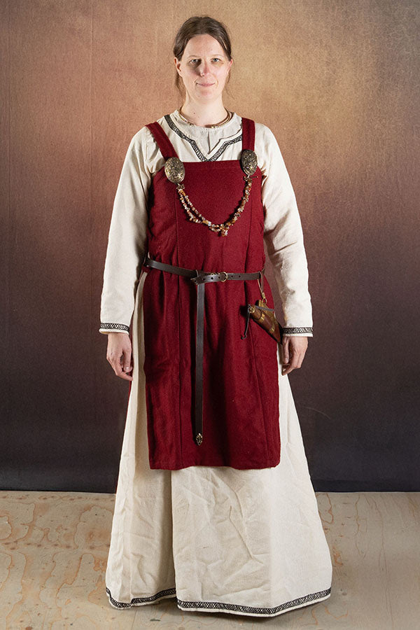 Hängselklänning Frigg, röd, ullmix