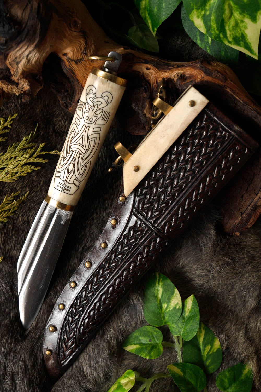 Vikingasax i borrestil med benskaft, halvvass