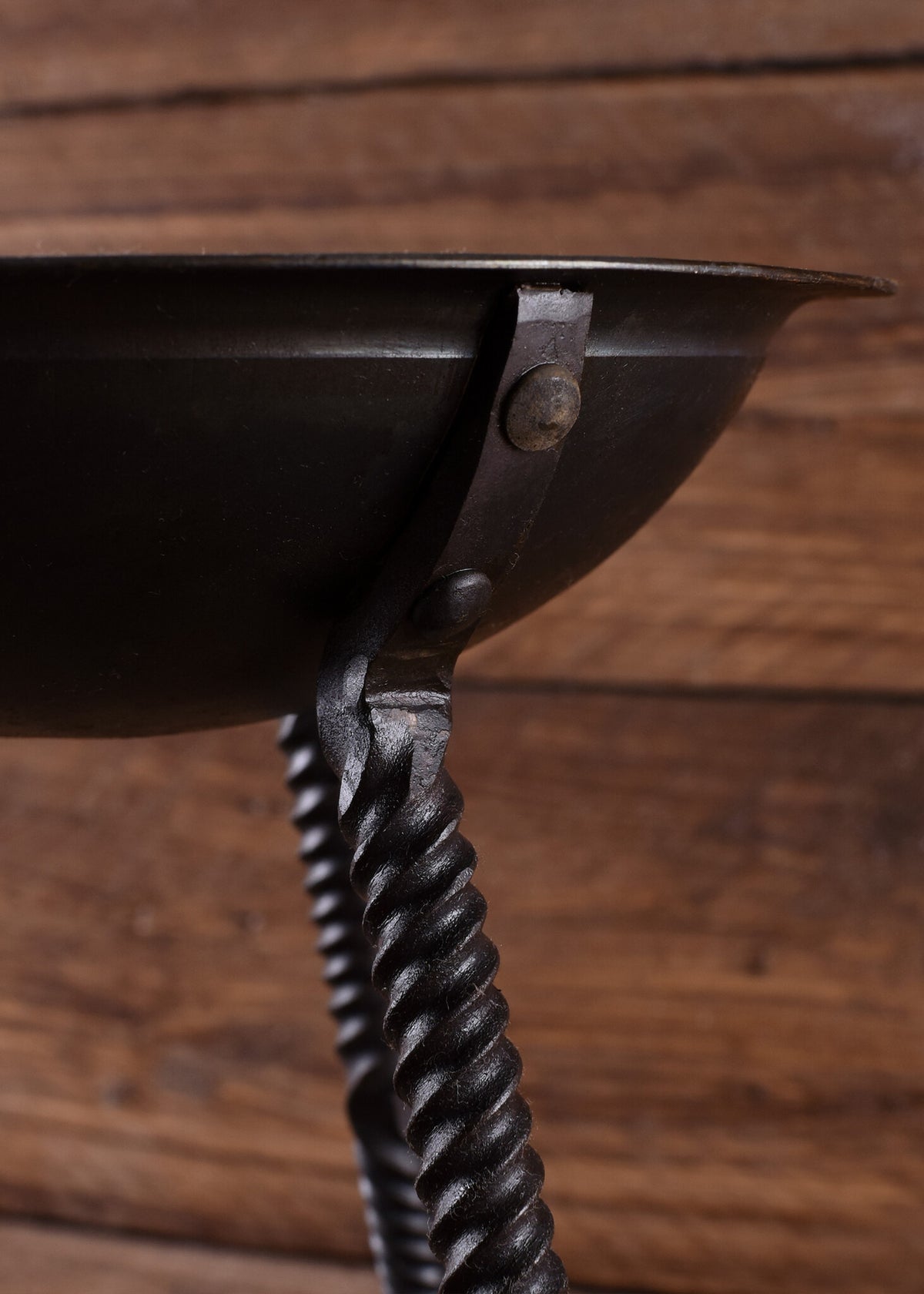 Małe palenisko ogrodowe na nogach