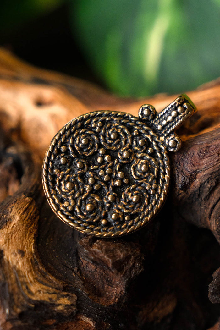 Birka schild amulet, graf 943, brons