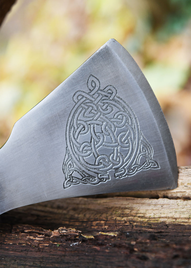 Hacha vikinga, tipo F, grabada, semi-afilada