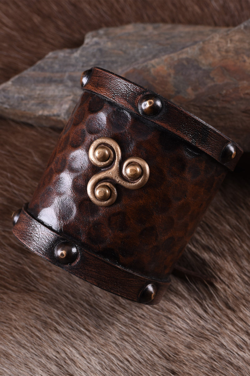 Pulsera celta con trisquelión, cuero