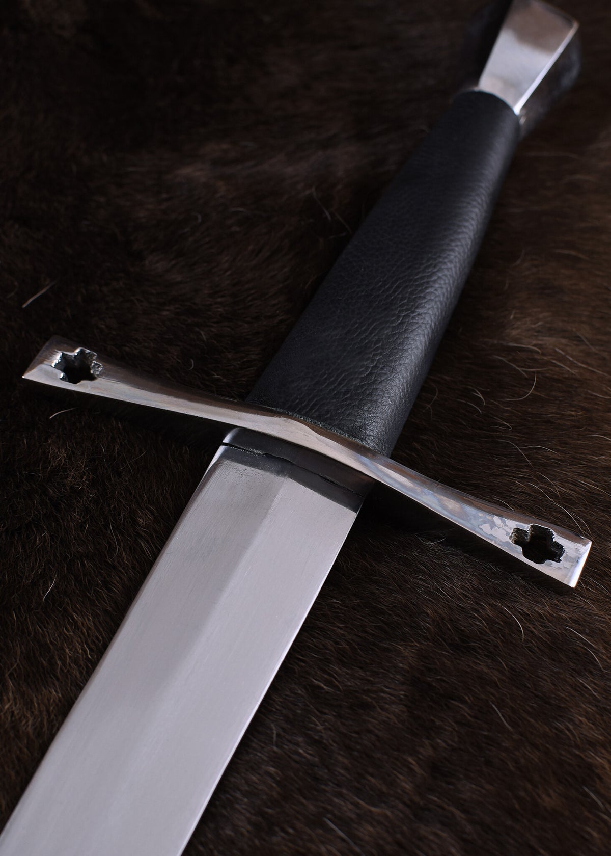 Średniowieczny jednoręczny miecz rycerski, półostry