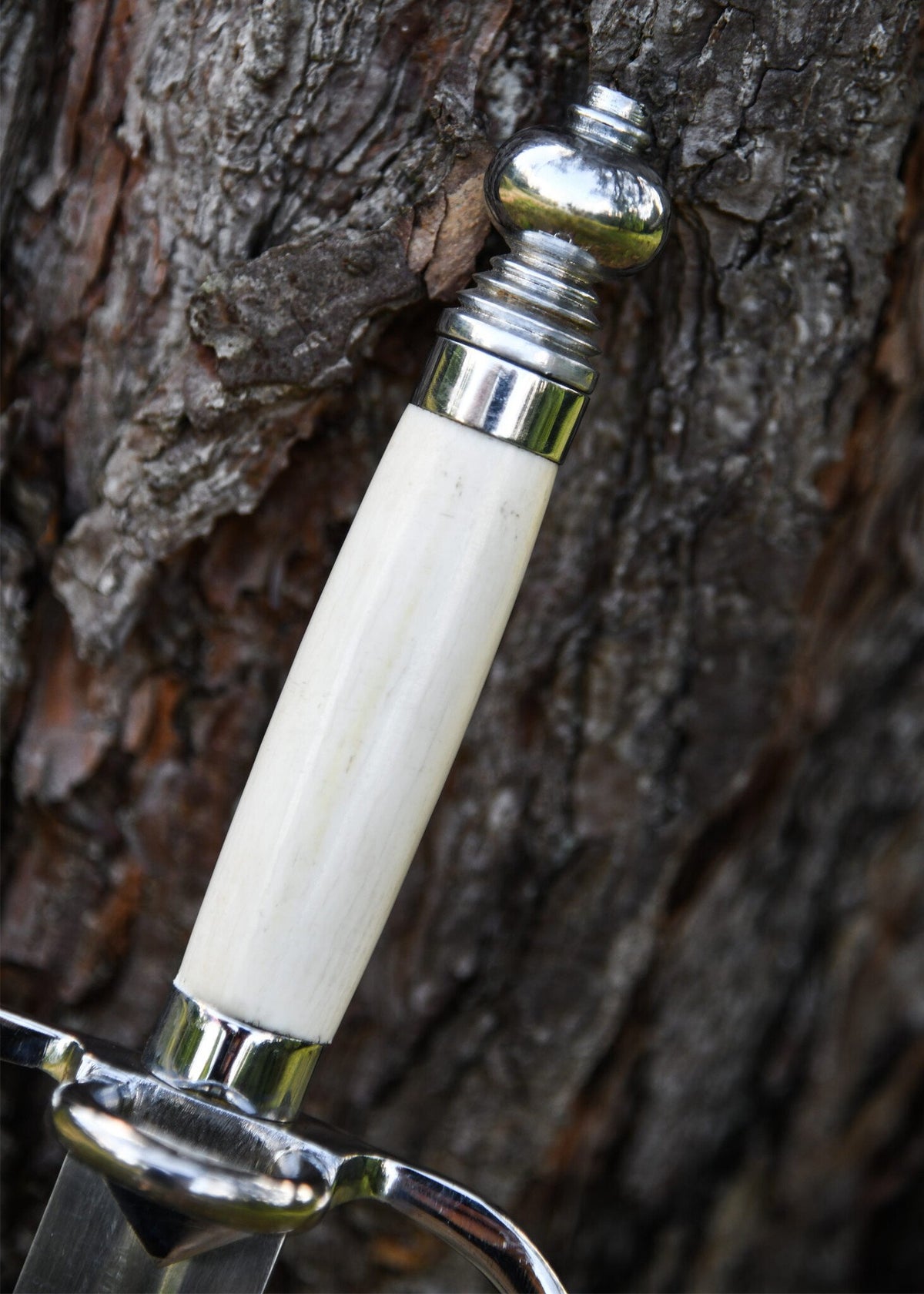 Main gauche med benhåndtag, halvskarpt